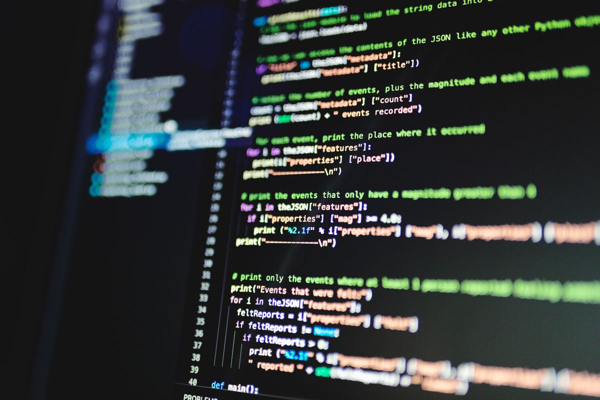 Quellcode auf zwei Bildschirmen