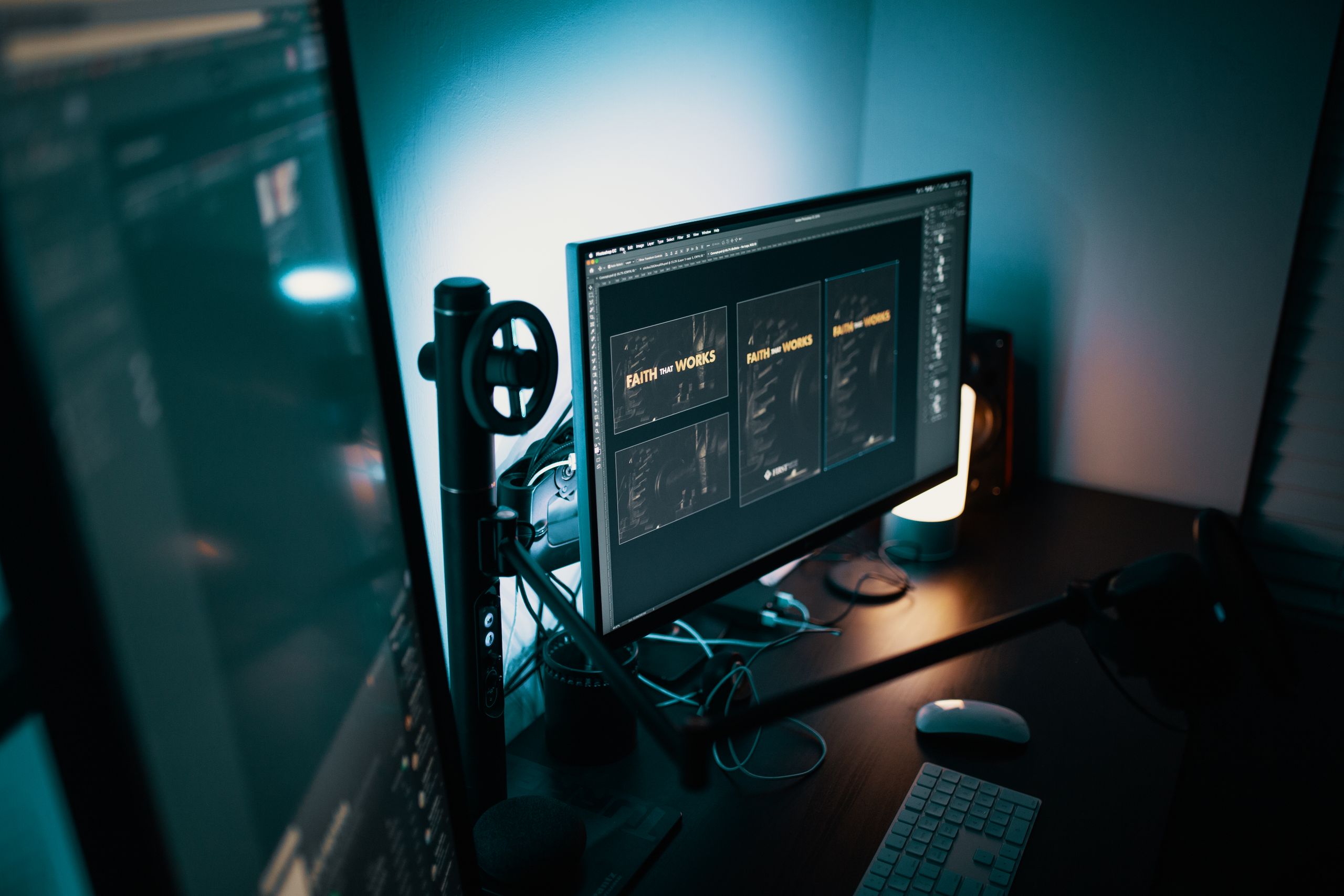 dunkles Studio-Setup mit Bildschirm und Werkzeug