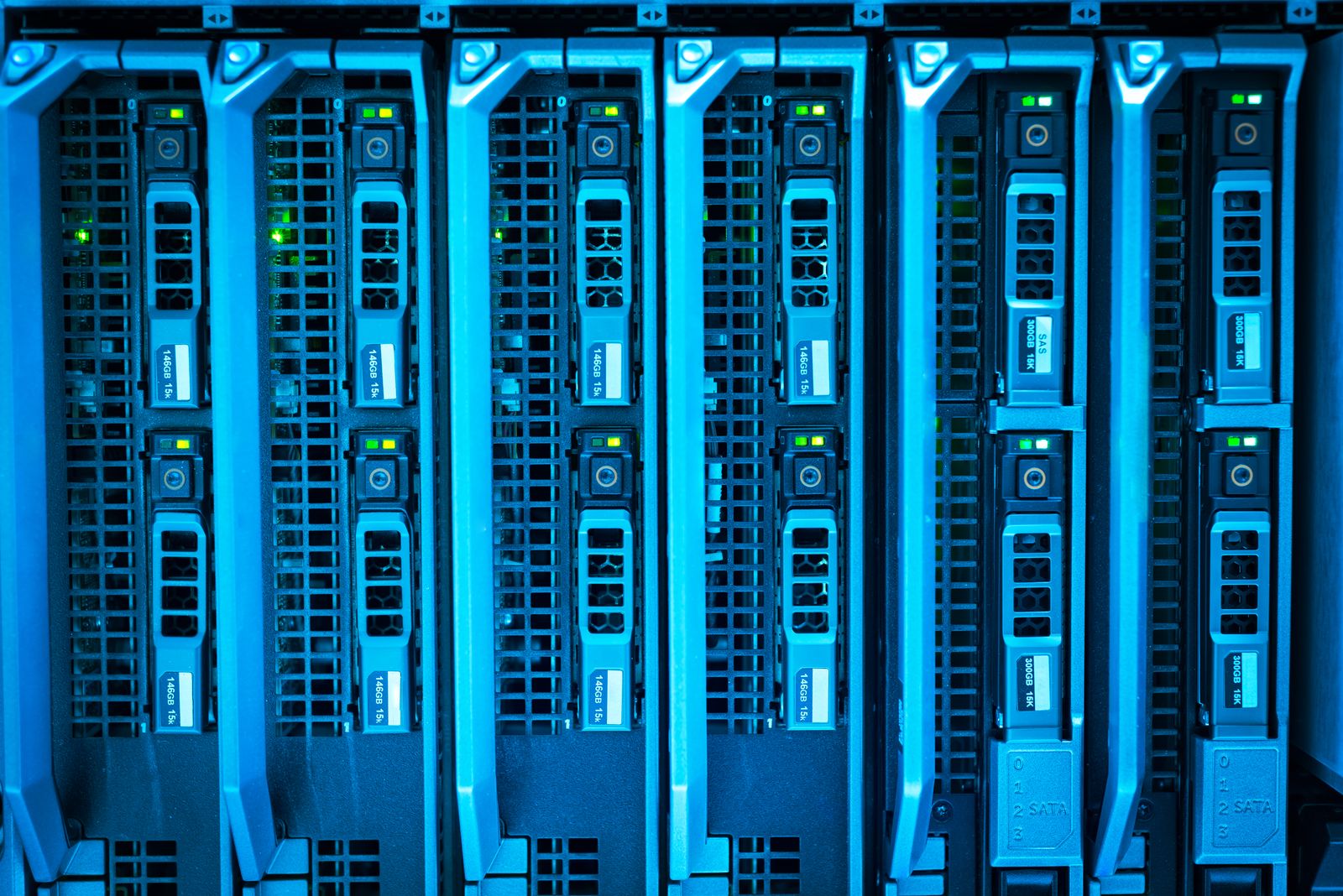Serverschrank mit Netzwerkkabeln